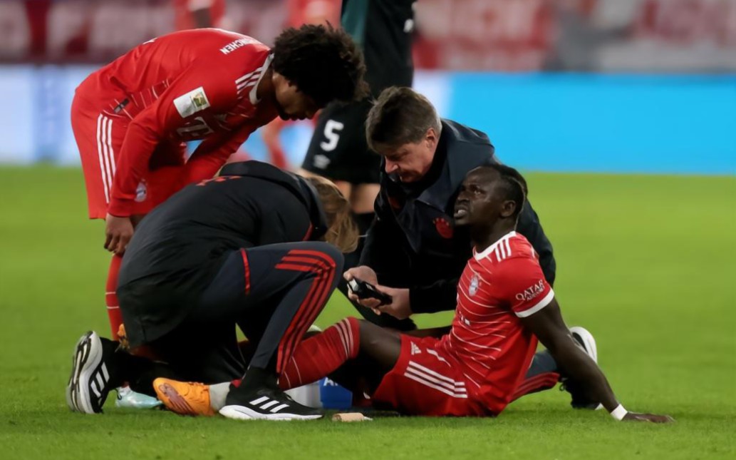 包含赛地聚焦：德甲今晨热度飙升；巴塞罗那队长鼓劲；更衣室稳定；临场指挥获称赞的词条