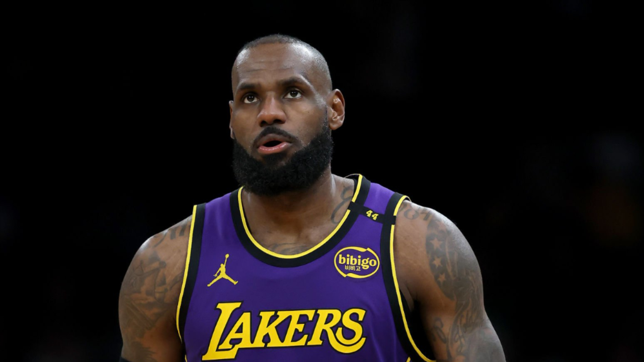 开云体育-詹姆斯在C9比赛中突破纪录，战术调整引发热议！的简单介绍