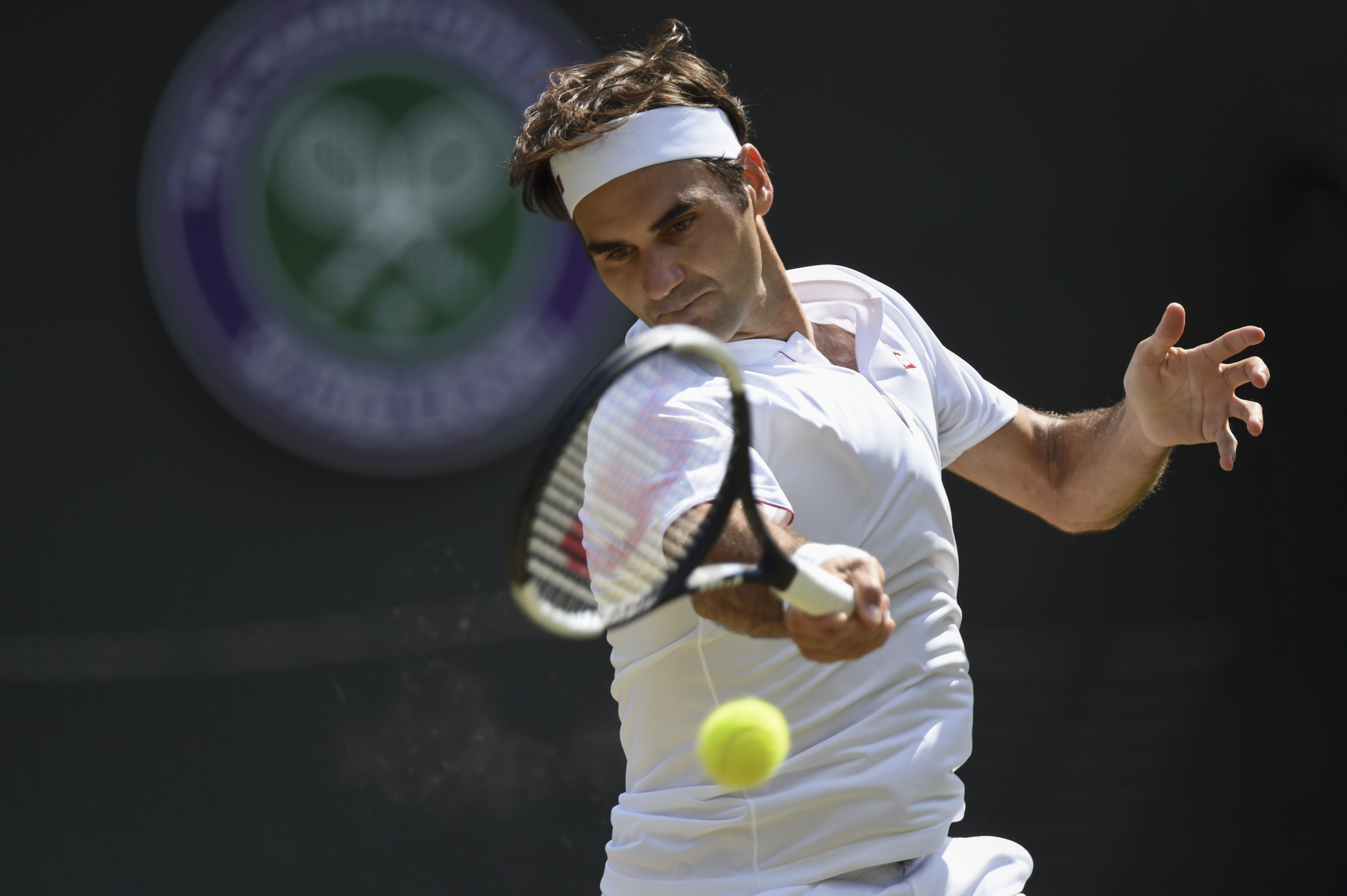 包含费德勒在篮网比赛中回归赛场，势不可挡引发热议！的词条